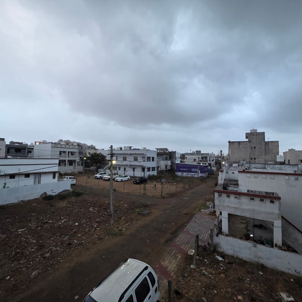 સાબરકાંઠામાં વાતાવરણ પલટાયું, હિંમતનગર-વડાલીમાં વરસાદી છાંટા:કાળા વાદળો ઘેરાયા, સવારે 2 MM વરસાદ નોંધાયો