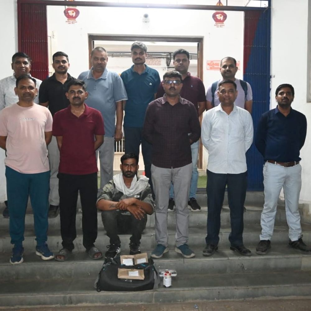 નવસારી SOGએ 77 હજારનું અફીણ ઝડપ્યું:રાજસ્થાનથી લવાતા જથ્થા સાથે ચીખલીમાંથી એક પેડલરની ધરપકડ