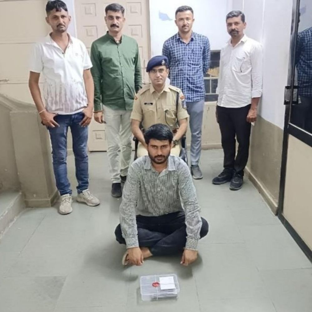 હથિયારધારાના ગુનામાં વોન્ટેડ આરોપી ઝડપાયો:જોરાવરનગર પોલીસે દેશી પિસ્તોલ સાથે પકડ્યો