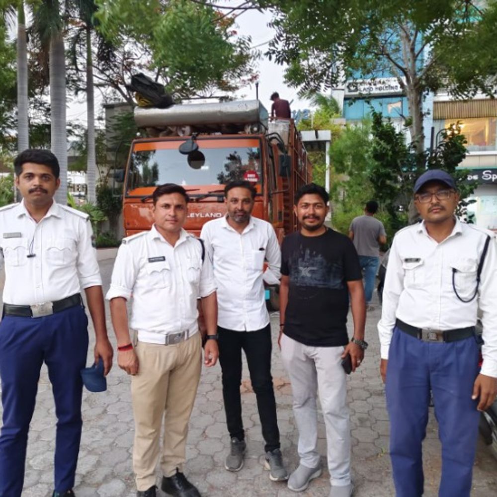 પોલીસ પ્રજાનો મિત્ર:હિમાલયા મોલ ખાતે અજાણતામાં અદલા-બદલી થઈ ગયેલી બાઈક પોલીસની ત્વરિત કામગીરીથી માલિકોને પરત મળી