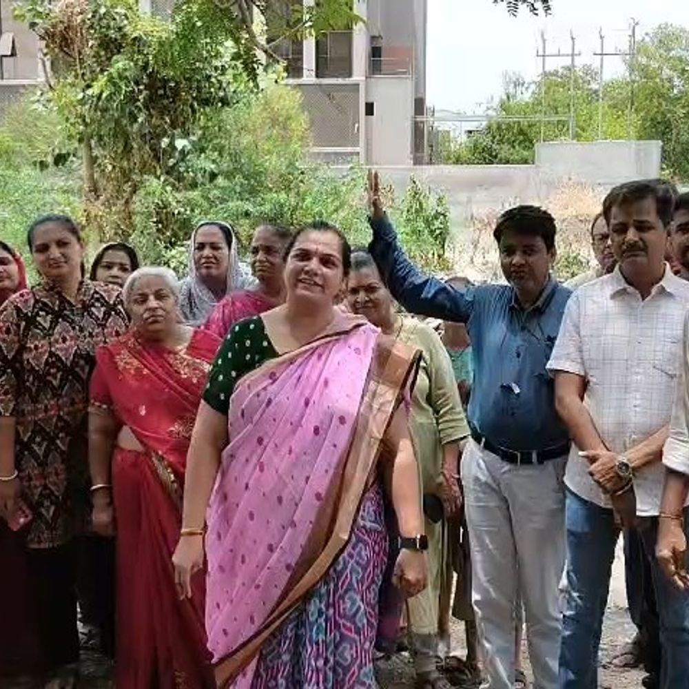 દિયા ગોલ્ડ પોલિશિંગને ફાયર NOC ન હોવાથી નોટિસ:મોટામવાની શ્રી-આદર્શ સોસાયટીના 714 ફ્લેટ ધારકો રસ્તા-પાણીના અભાવે પરેશાન, મનપાના ગાર્ડનમાં કબ્જાનો આક્ષેપ