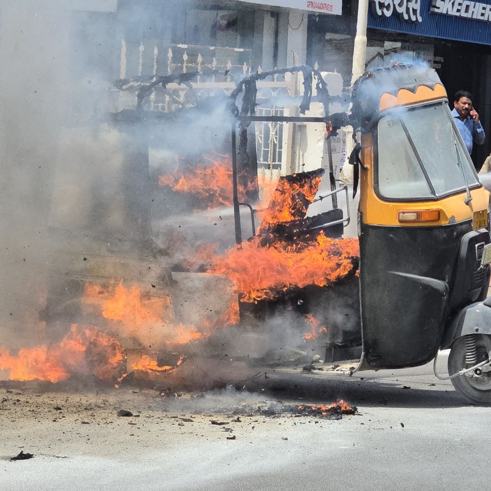 ભરૂચ CNG પંપ પર ઓટોરિક્ષામાં આગ:ફાયર વિભાગની સમયસર કામગીરીને કારણે મોટી દુર્ઘટના ટળી