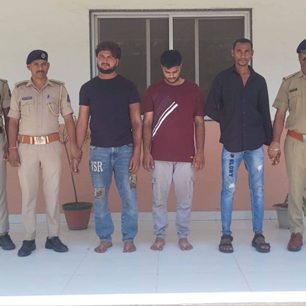 વરના કારે જોરદાર ટક્કર મારતા મર્સિડિઝના કુરચેકુરચા નીકળ્યા:200 મીટર ઢસડી રેલિંગ તોડી,ઉદ્યોગપતિ પરિવારની હત્યાનો પ્રયાસ;સુરતમાં દારૂના નશામાં યુવકની કરતૂત