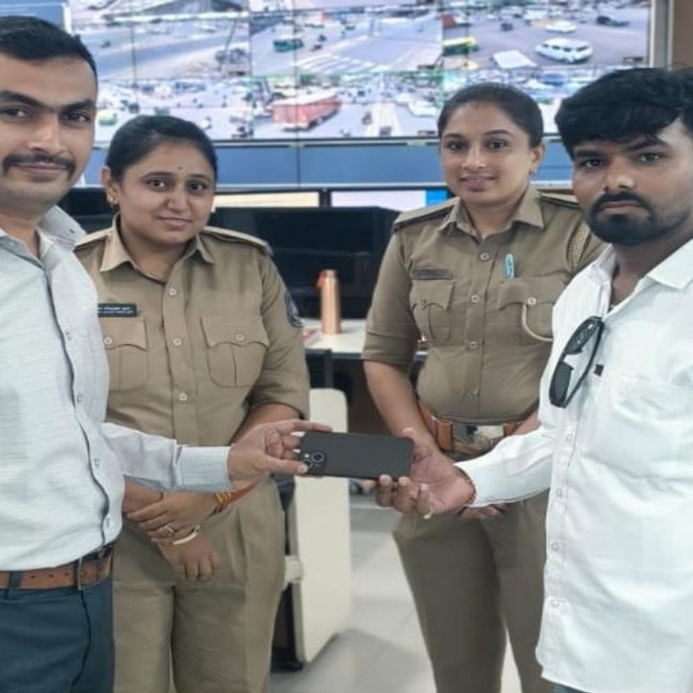 જામનગર પોલીસે ખોવાયેલો iPhone-14 CCTVથી શોધી કાઢ્યો:કમાન્ડ કંટ્રોલ સેન્ટરની મદદથી અરજદારને મોબાઈલ પરત મળ્યો