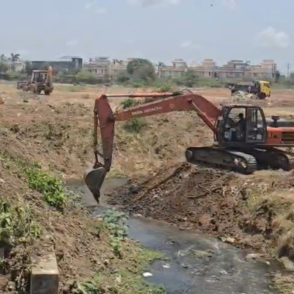 નવસારીમાં 48 કિમી વરસાદી ગટરની સફાઈ શરૂ:ચોમાસા પહેલાં તંત્ર સજ્જ, સાંસદ સી.આર. પાટીલે નિરીક્ષણ કર્યું