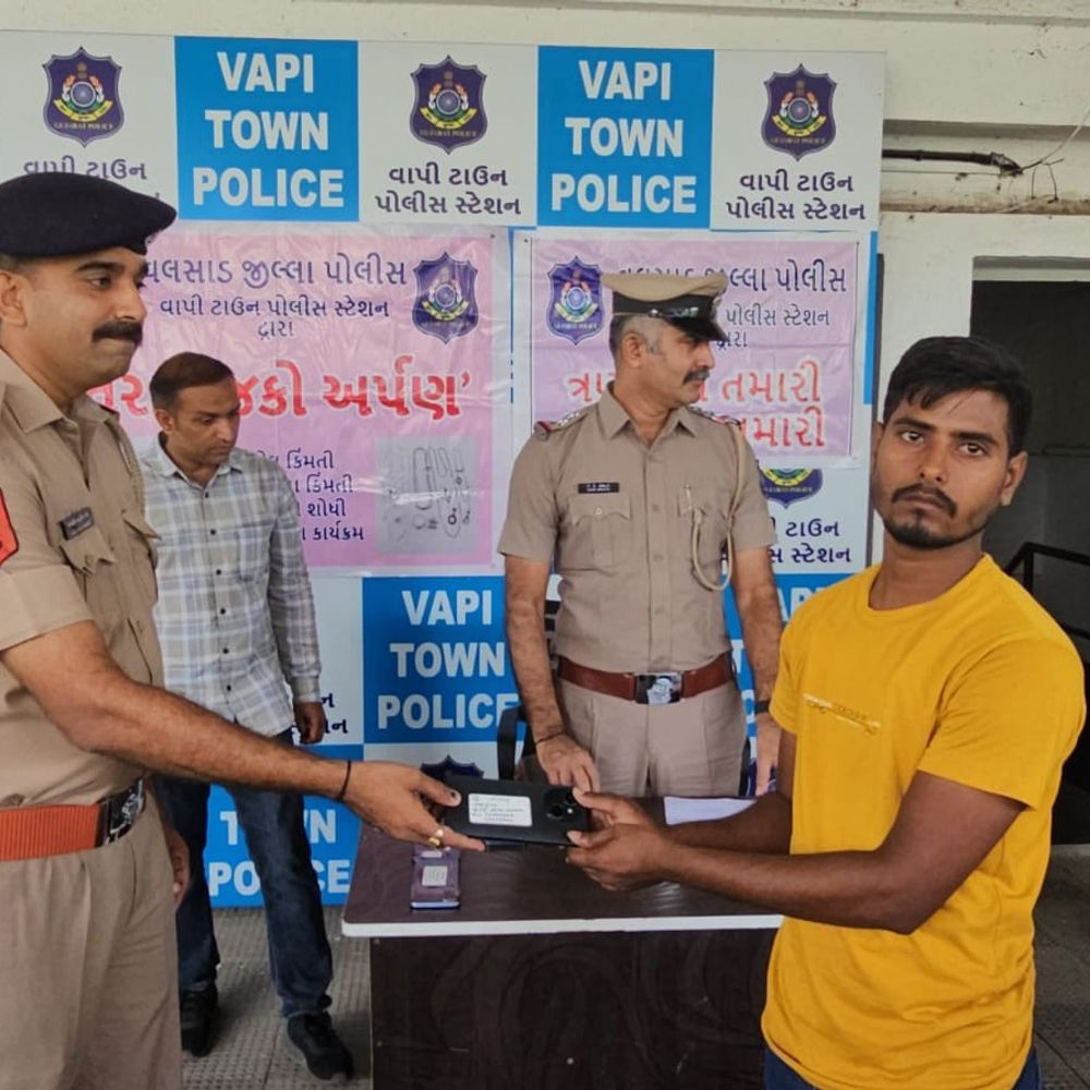 વાપી પોલીસે ₹2.41 લાખના 13 મોબાઈલ પરત કર્યા:‘તેરા તુજકો અર્પણ’ હેઠળ ગુમ થયેલા ફોન માલિકોને મળ્યા