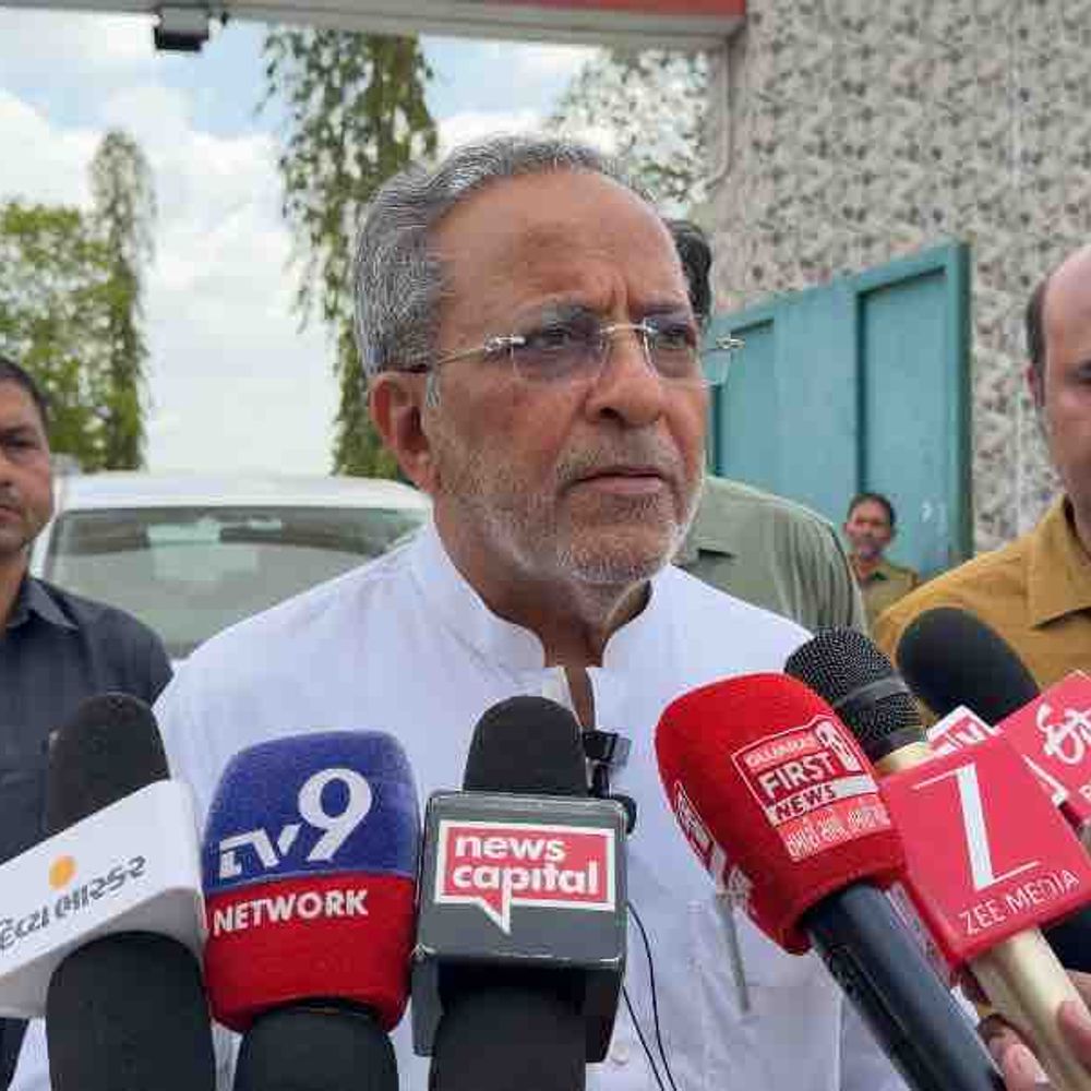 રાજભા ગઢવીનું નામ સાંભળતાં જ મોઢવાડિયાએ માઈક કાઢી નાખ્યું:જસાધારમાં મીડિયાને સવાલનો જવાબ આપવાનું ટાળ્યું, લોકસાહિત્યકારને માલધારીની મંજૂરી મળતાં અન્ય માલધારીઓનો વિરોધ