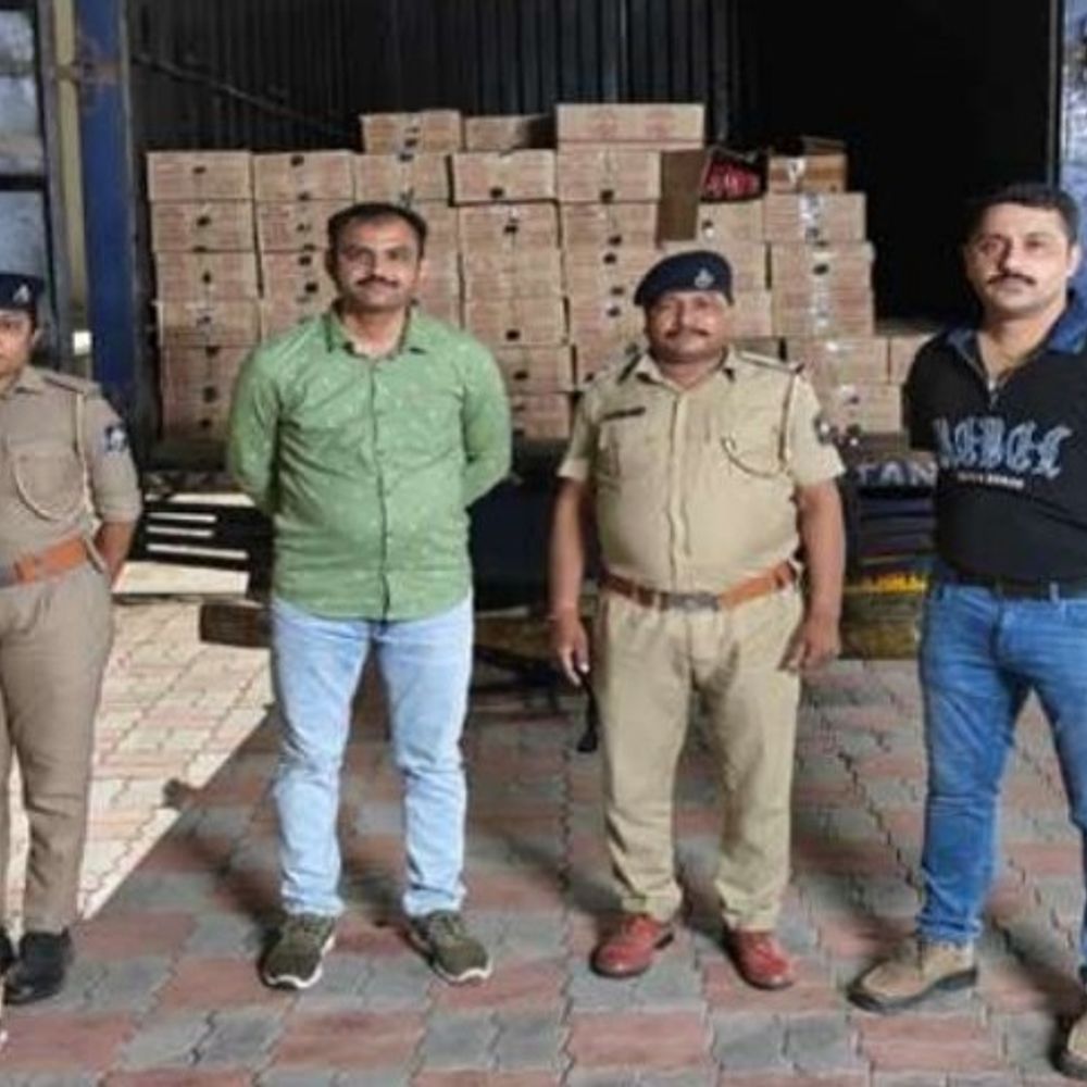 ટ્રકના ગુપ્ત ચોરખાનામાંથી વિદેશી દારૂ ઝડપાયો:ભરૂચ LCBએ દિલ્હી-મુંબઈ એક્સપ્રેસ હાઇવે પર રૂ. 26.87 લાખનો મુદ્દામાલ જપ્ત કર્યો