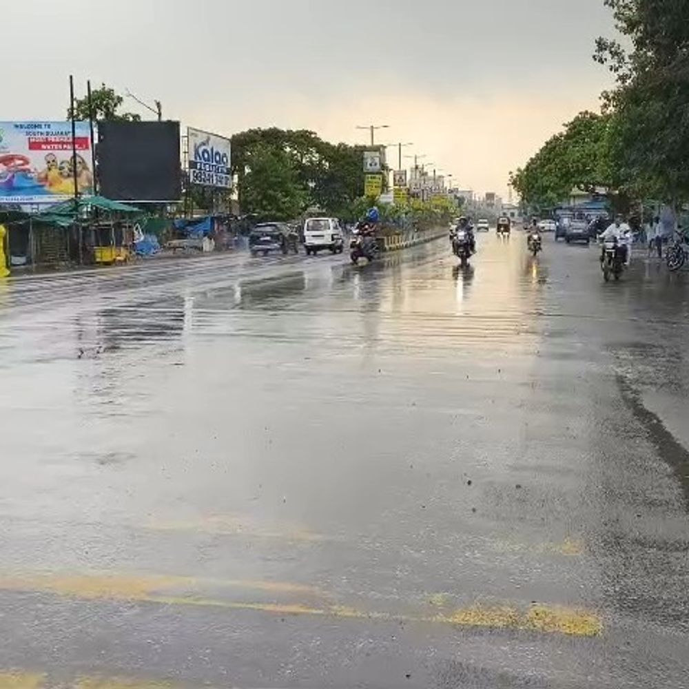 નવસારીમાં ગરમી વચ્ચે વાતાવરણમાં પલટો:ચીખલી-ગણદેવીમાં પવન સાથે હળવો વરસાદ, ઠંડક પ્રસરી