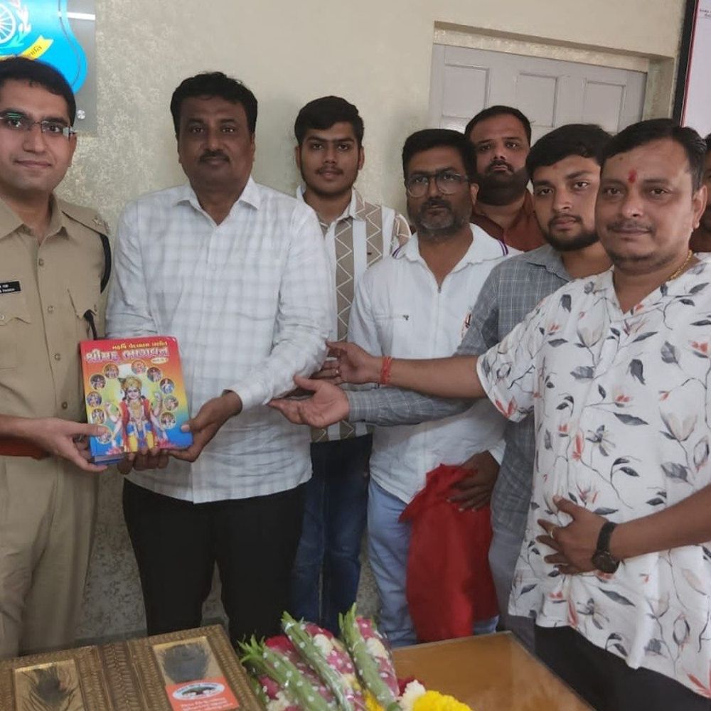 સુરેન્દ્રનગરમાં પ્રોબેશન ફરજ બજાવતા ASP કરન પન્નાનું સન્માન:વિશ્વ હિન્દુ પરિષદે જોરાવરનગર પોલીસ સ્ટેશનમાં કર્યું અભિવાદન