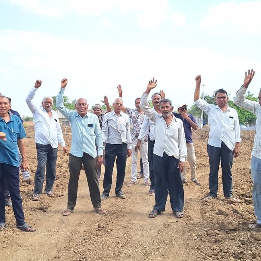ઘેડમાં રસ્તા-ફાટક અને નદીના પાળા મુદ્દે ખેડૂતોનો આક્રોશ:​એરપોર્ટ વિસ્તરણ અને બંધ ફાટકથી હંટરપુર-બળોદરના ખેડૂતો પરેશાન: મેંઘલી નદીનો પાળો તૂટતાં 1500 કરોડના પેકેજ સામે ખેડૂતોએ ઉઠાવ્યા સવાલો