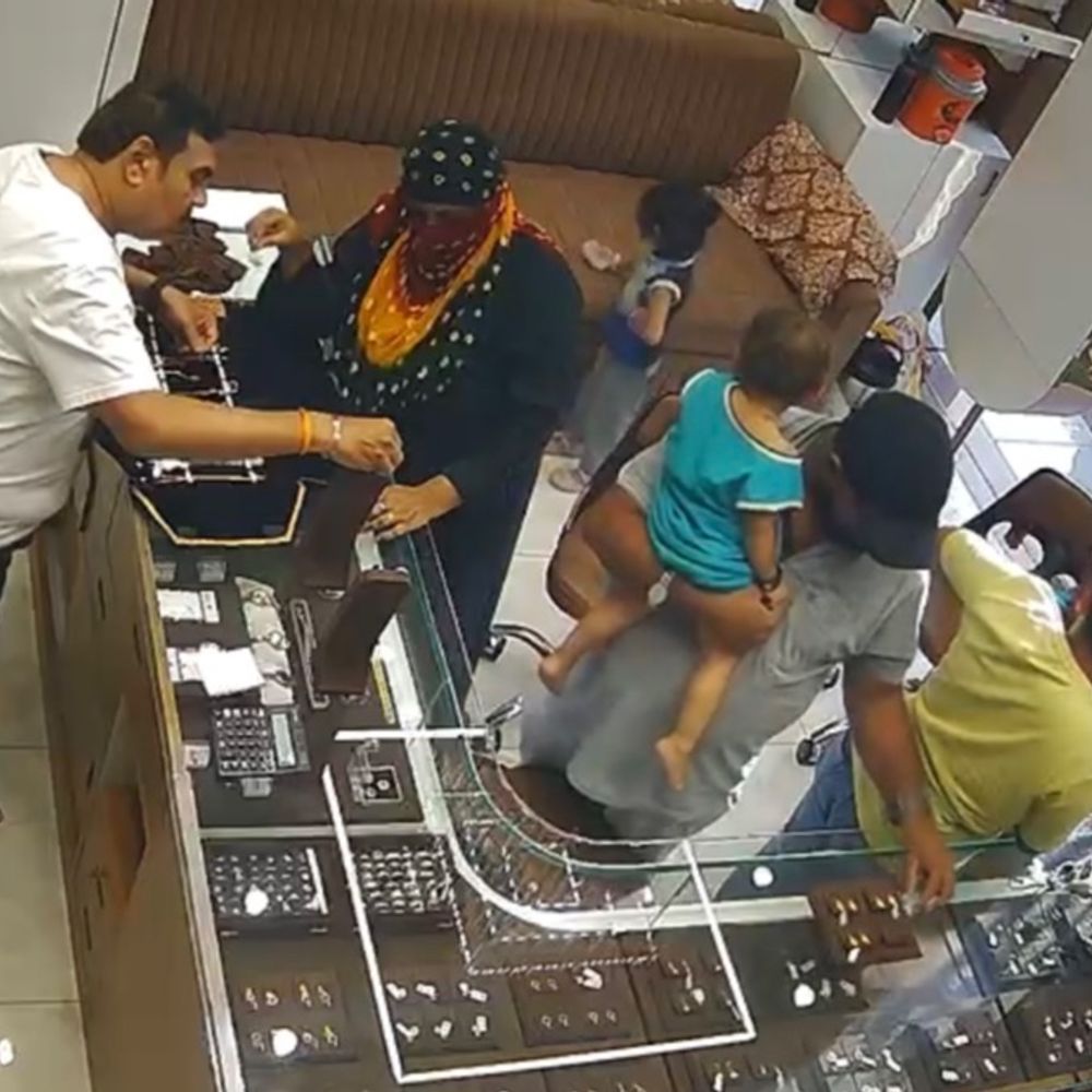 રાજકોટમાં સોનાની બુટી ચોરીના LIVE CCTV:ગ્રાહકના સ્વાંગમાં જવેલર્સ દુકાનમાંથી ચોરી કરનાર બંટી-બબલીની માલવિયાનગર પોલીસે કરી ધરપકડ, 1.35 લાખનો મુદામાલ કબ્જે