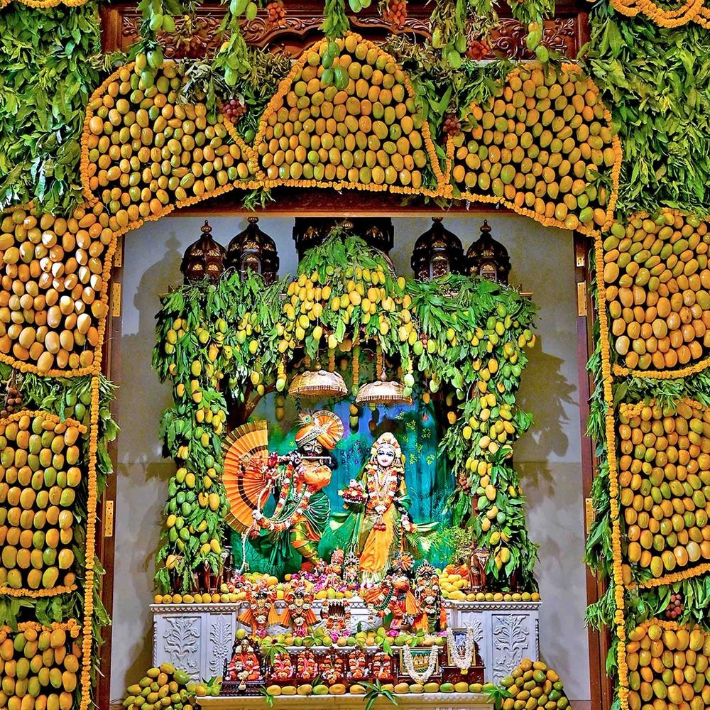 ઇસ્કોન ભાડજમાં શ્રી રાધા માધવનો આમ મનોરથ મહોત્સવ યોજાયો:પુરુષોત્તમ માસ નિમિત્તે 1500 કિલો કેરીઓથી શૃંગાર, હજારો ભક્તોએ દર્શન કર્યા