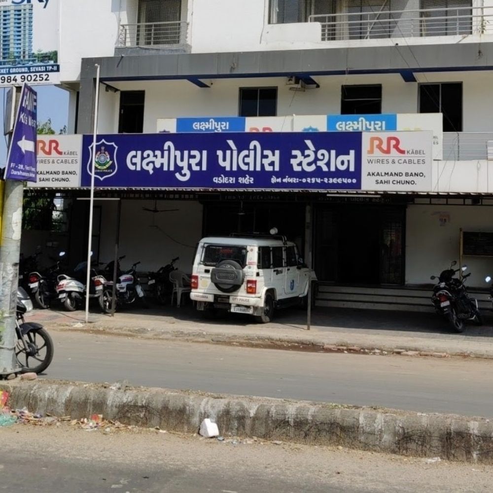 વડોદરામાં કેરટેકર મહિલા પર હિંસક હુમલો:મહિલાએ બૂમાબૂમ કરતાં બાઈક ચાલક બાઈક મૂકીને ભાગ્યો, પાછળ બેઠેલા હુમલાખોરને મહિલાએ પકડીને પોલીસને સોંપ્યો