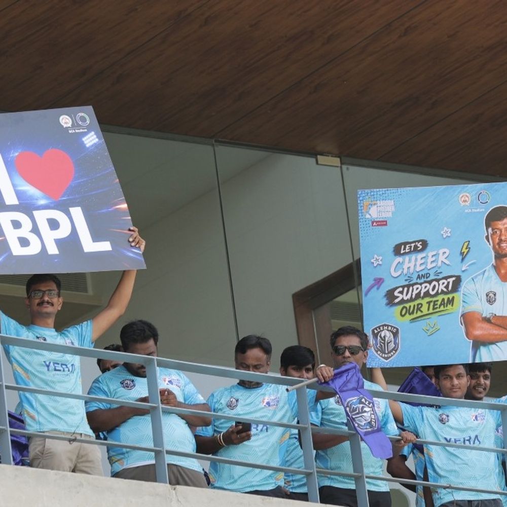 વડોદરાના કોટંબી ક્રિકેટ સ્ટેડિયમમાં BPL સિઝન 2નો પ્રારંભ:પ્રથમ મેચમાં એલેમ્બિક વોરિયર્સેની પૃથ્વી પેન્થર્સ સામે 19 રને જીત, નિનાદ રાઠવાને અણનમ 56 રનની ઇનિંગ્સ બદલ 'બેસ્ટ સ્ટ્રાઈકર'નો એવોર્ડ મળ્યો