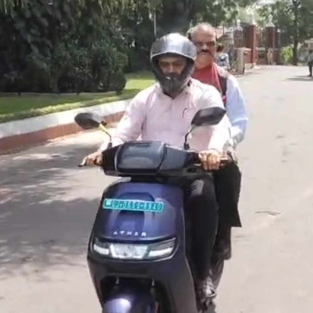 MSUમાં સોમવાર ' નો વ્હીકલ ડે ':ઇંધણ બચાવવા PMની અપીલને ધ્યાને લઇ યુનિવર્સિટીનો પરિપત્ર, નિર્ણયના પ્રથમ દિવસે VCએ ઈવી બાઈક પુલિંગ કર્યું તો રજિસ્ટ્રાર પગપાળા પહોંચ્યા