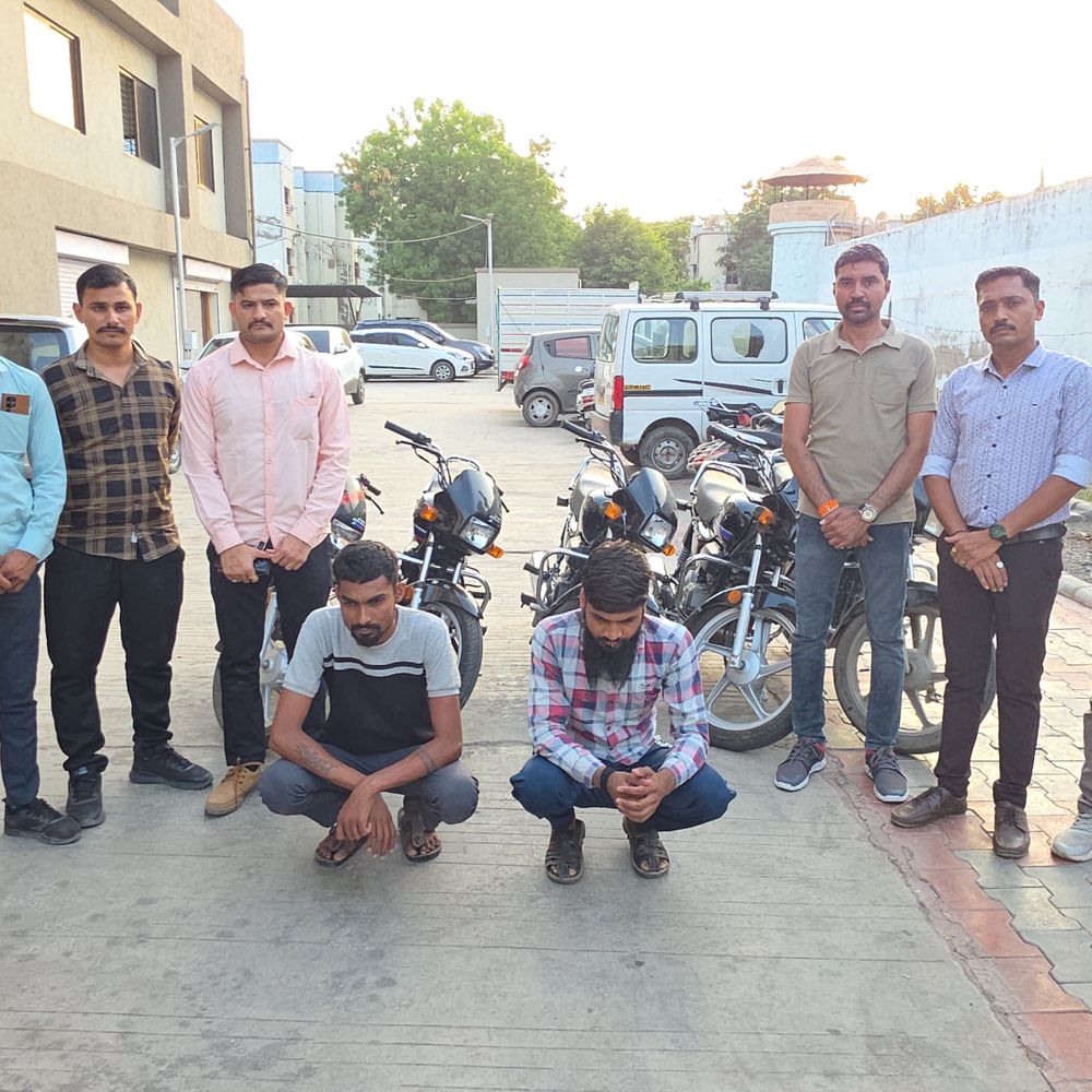સુરેન્દ્રનગરમાં 5 બાઇક ચોરીના ગુનાનો ભેદ ઉકેલાયો:સિટી એ ડીવીઝન અને નેત્રમ કમાન્ડે જિલ્લા પંચાયત પાસેથી 2 આરોપીને ઝડપ્યા