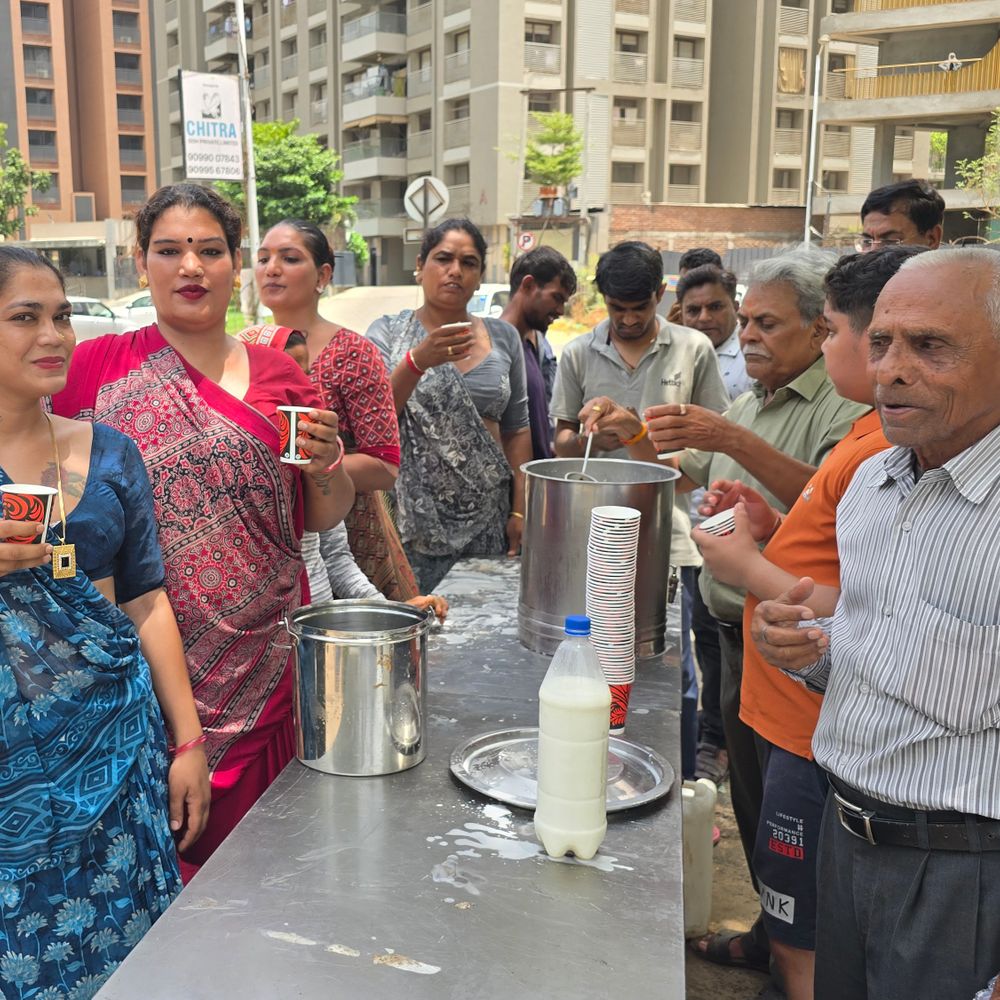 સિનિયર સિટીઝન સભ્યો દ્વારા છાસ વિતરણ:અમદાવાદના સાયન્સ સિટી રોડ પર ગરમીમાં રાહત માટે કરાયું આયોજન