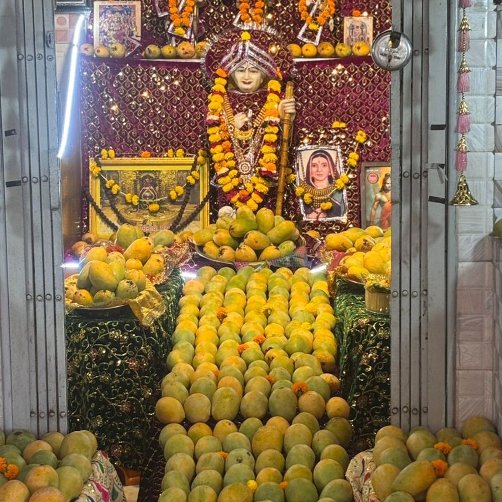 વેરાવળ જલારામ મંદિરે 251 કિલો કેરીનો મનોરથ ઉત્સવ:સત્સંગ, રાસગરબા, મહાઆરતી અને મહાપ્રસાદનું આયોજન કરાયું