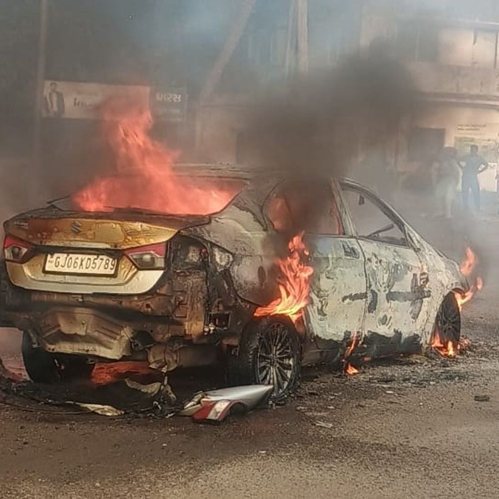 ડારી ટોલ પ્લાઝા સામે CNG કારમાં અચાનક આગ:ફાયર ટીમે તાત્કાલિક પહોંચી આગ કાબૂમાં લીધી