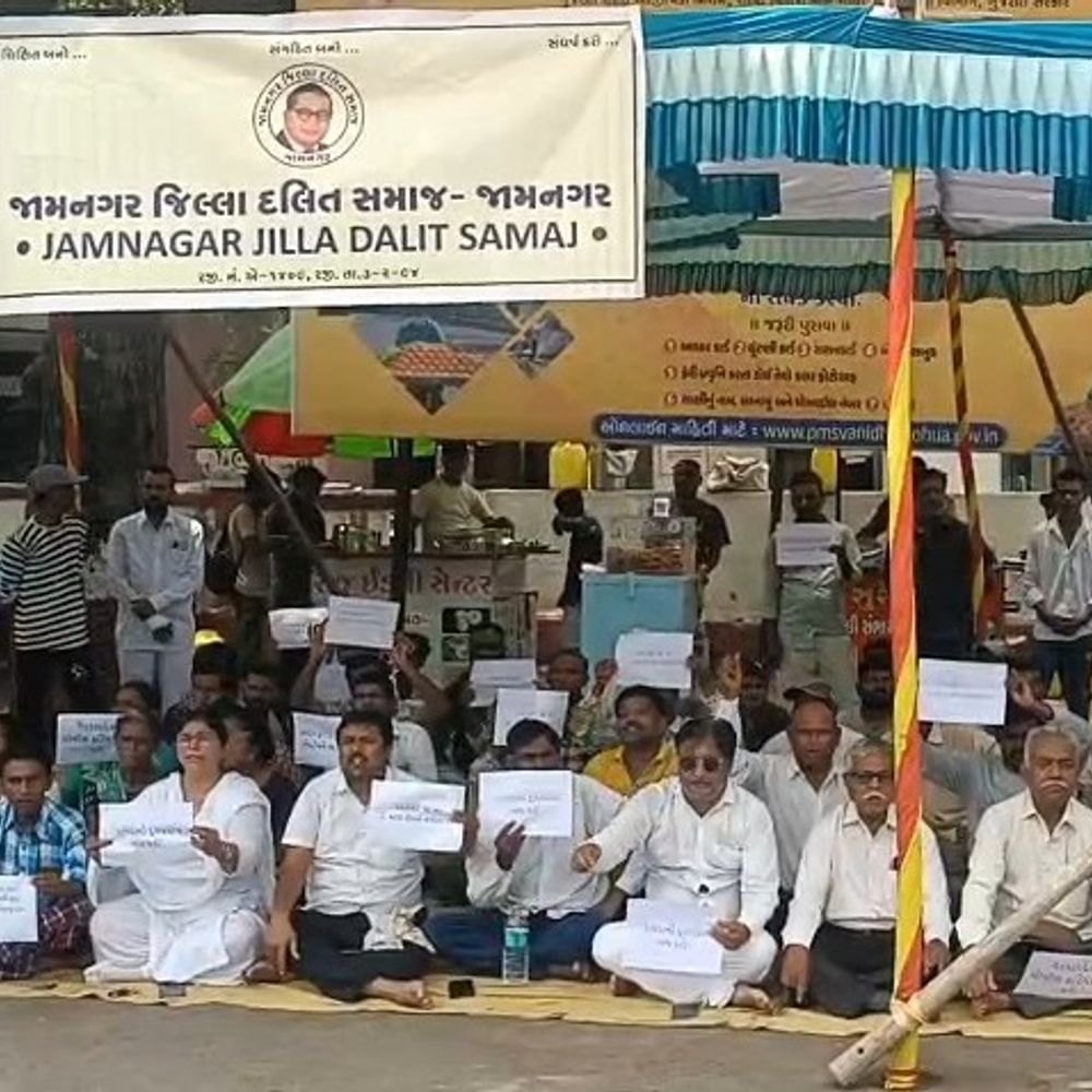 જિલ્લા યુવક કોંગ્રેસ પ્રમુખના સમર્થનમાં દલિત સમાજના ધરણાં:દેવરાજ ગોહિલનો કેસ પાછો ખેંચવાની માગ, પોલીસની કામગીરી સામે ગંભીર સવાલ ઉઠાવ્યા, ઉગ્ર આંદોલનની ચીમકી