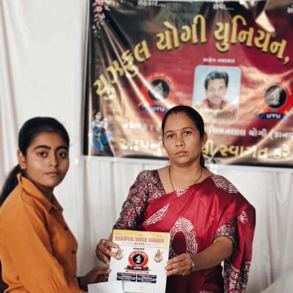 પાટણમાં 400 વિદ્યાર્થીઓને ચોપડા વિતરણ:ગુરુકુળ યોગી યુનિયન દ્વારા તેજસ્વી તારલાઓનું સન્માન કરાયું