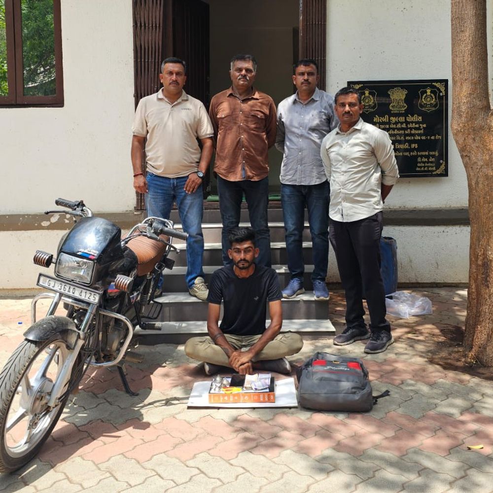 માળિયામાં ચાંદીના છતરની ચોરી કરનાર ઝડપાયો:પાંચ મંદિરોમાં થયેલી ચોરીનો ભેદ પણ ઉકેલાયો, 87 હજારનો મુદ્દામાલ જપ્ત