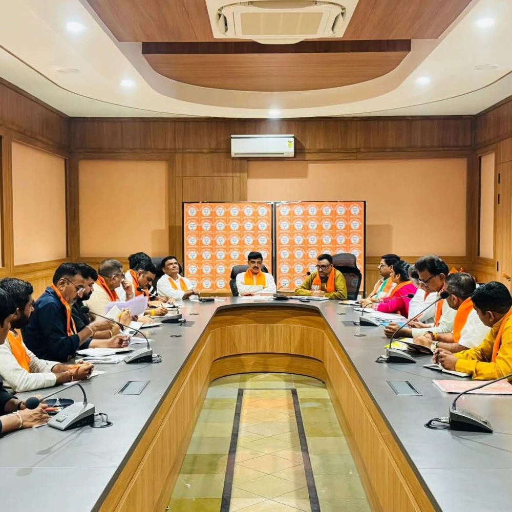 સુરેન્દ્રનગરમાં જિલ્લા ભાજપ પ્રમુખની અધ્યક્ષતામાં સંગઠન બેઠક:નમો કમલમ્ કાર્યાલયે હોદ્દેદારો અને ઇન્ચાર્જ સાથે આગામી કાર્યક્રમો અંગે ચર્ચા કરાઈ