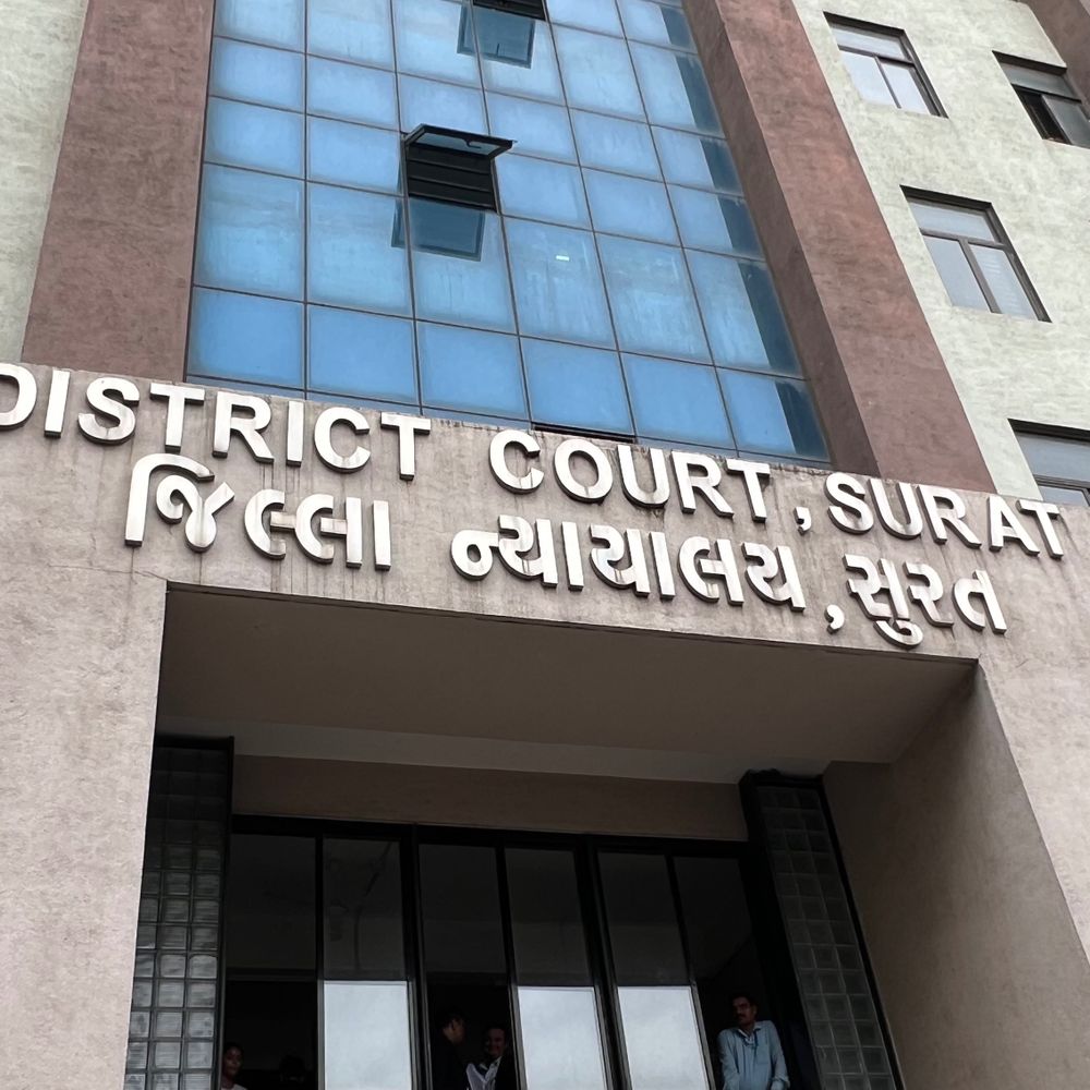 સુરતમાં અશાંતધારો બન્યો ‘માથાનો દુખાવો’:2 વર્ષ સુધી ફાઈલો લટકાવતા વકીલો લાલઘૂમ, કલેક્ટર-CPને આવેદન આપી પૂછ્યું- ‘શું ધ્રુવીકરણ માત્ર કોટ વિસ્તાર પૂરતું જ છે?’