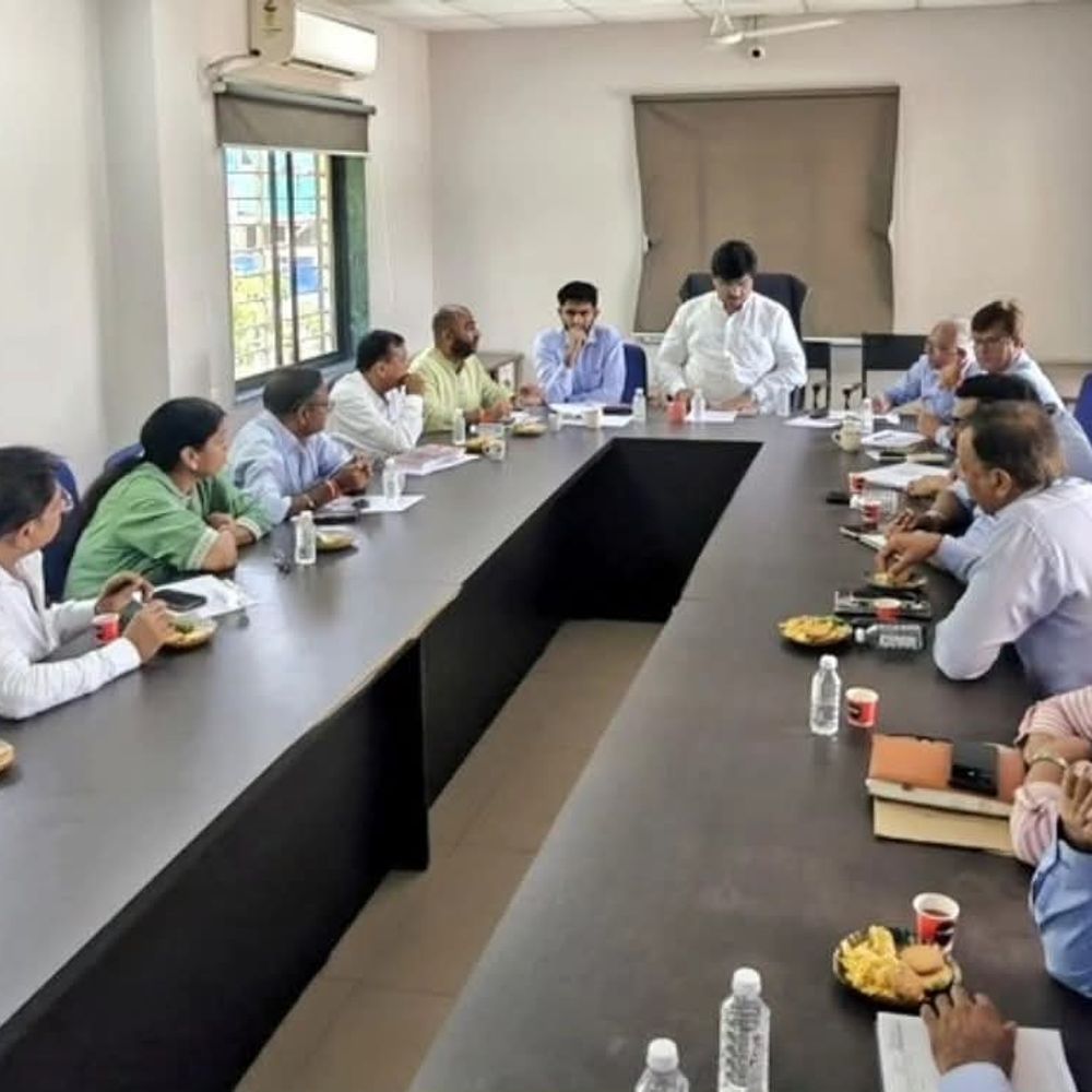 સરખેજ વોર્ડની સંકલન સમિતિની બેઠકમાં ધારાસભ્યની હાજરીમાં વિવાદ:ભાજપના બે મહિલા કોર્પોરેટરના પતિએ હાજરી આપી, કહ્યું- થોડીવાર માટે જ હાજર હતા
