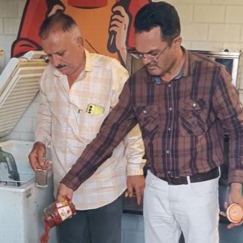 રાજકોટ મનપાનાં ફૂડ વિભાગનો સપાટો:કાલાવડ રોડ પરનાં 'G.J-5 સેન્ડવિચ  પિઝા'માંથી 28 કિલો અખાદ્ય જથ્થાનો નાશ કર્યો, આઈસ્ક્રીમનાં કુલ 7 શંકાસ્પદ નમુના લેવાયા