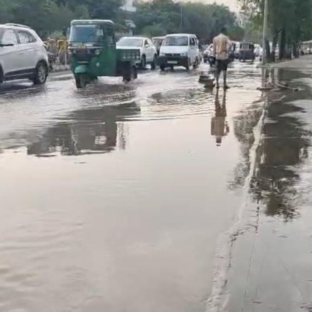 રાજકોટમાં ફરી એકવાર હજારો લિટર પાણીનો વેડફાટ:રૈયા ટેલિફોન એક્સચેન્જ પાસે લાઈનમાં ભંગાણ, રસ્તાઓ પર પાણી ફરી વળતા વાહનચાલકો પરેશાન