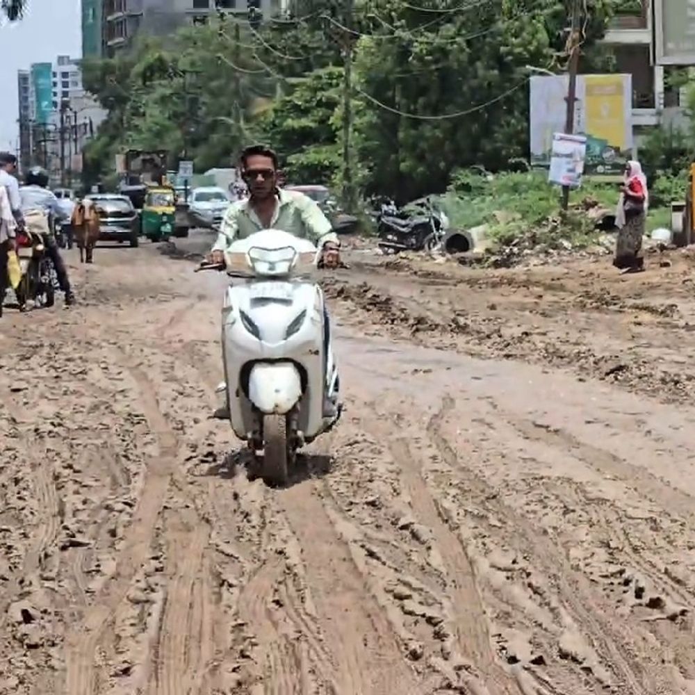 ભરૂચનો શ્રવણ ચોકડી માર્ગ બિસ્માર:મંદગતિની કામગીરીથી કાદવ-કીચડ, નેતાઓ સામે જનઆક્રોશ