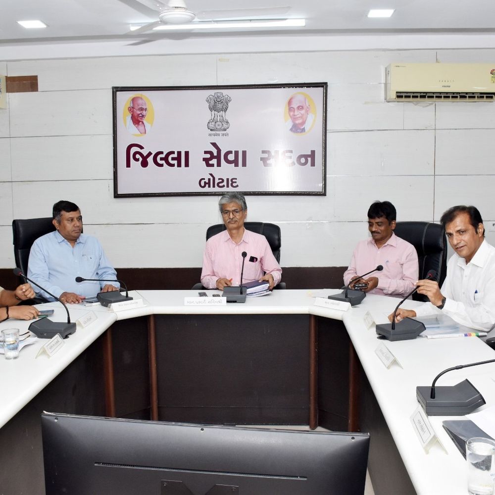 બોટાદમાં વિકાસકાર્યો, પ્રિ-મોન્સુન તૈયારીઓની સમીક્ષા:પ્રભારી સચિવ બી.જે. શાહે અધિકારીઓને માર્ગદર્શન આપ્યું