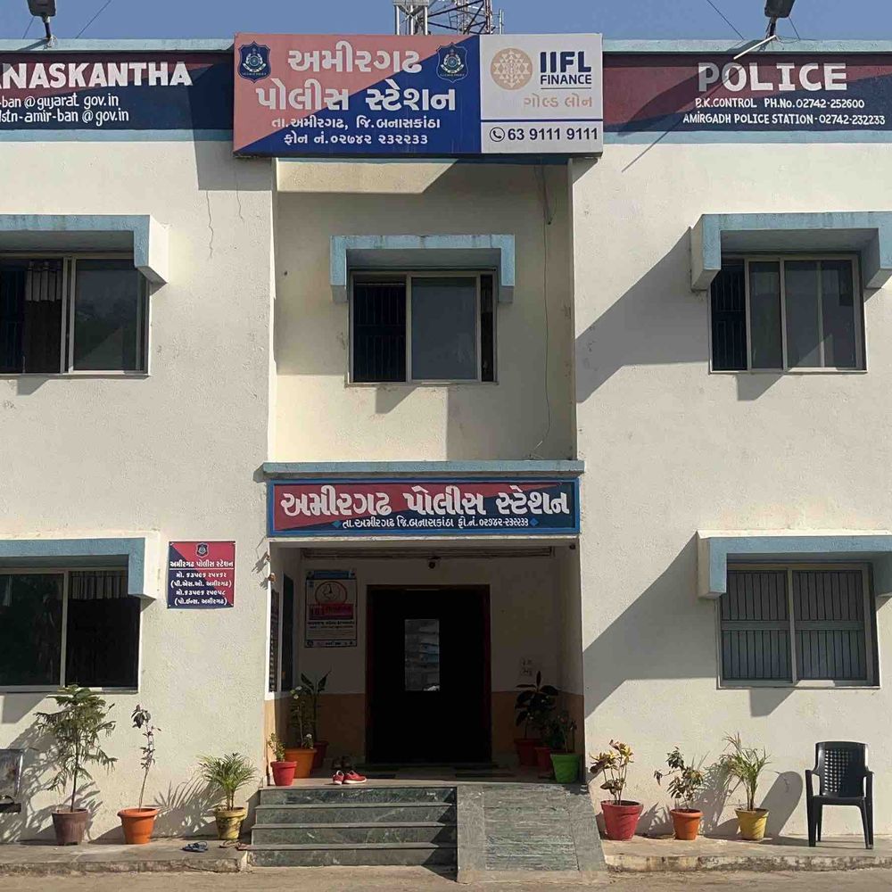 અમીરગઢમાં બાઇક પરથી થતી દારૂની હેરાફેરી ઝડપાઈ:બનાસકાંઠા LCBએ રૂ. 2.63 લાખનો દારુ ઝડપ્યો