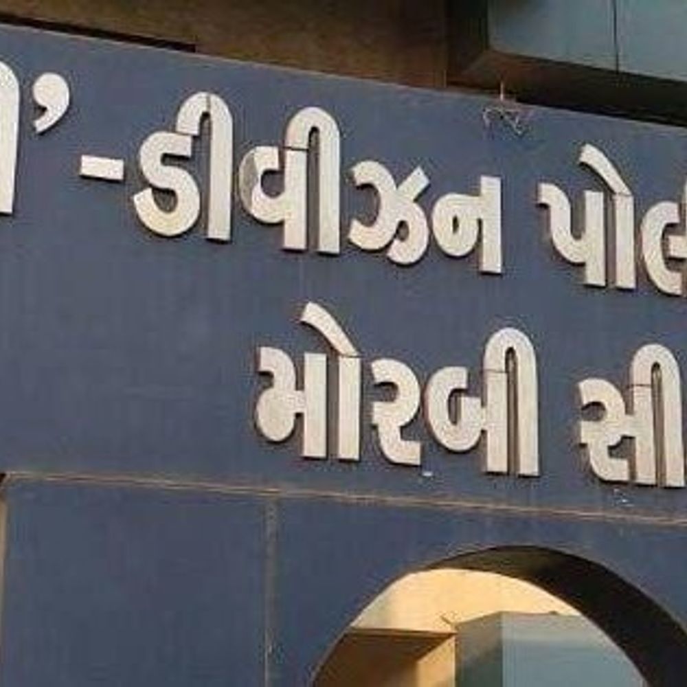મોરબીમાં ઓનલાઈન ક્રિકેટ જુગાર રમતો એક શખ્સ ઝડપાયો:GT-RCB મેચ પર રનફેરનો સટ્ટો રમતા આરોપીની ધરપકડ