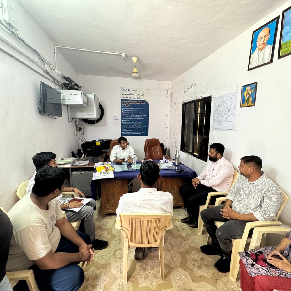 મોરબી DDOએ નારણકા ગામની મુલાકાત લીધી:પંચાયત, શાળા, તળાવ નિરીક્ષણ કરી સ્વચ્છતા સુધારવા સૂચના આપી