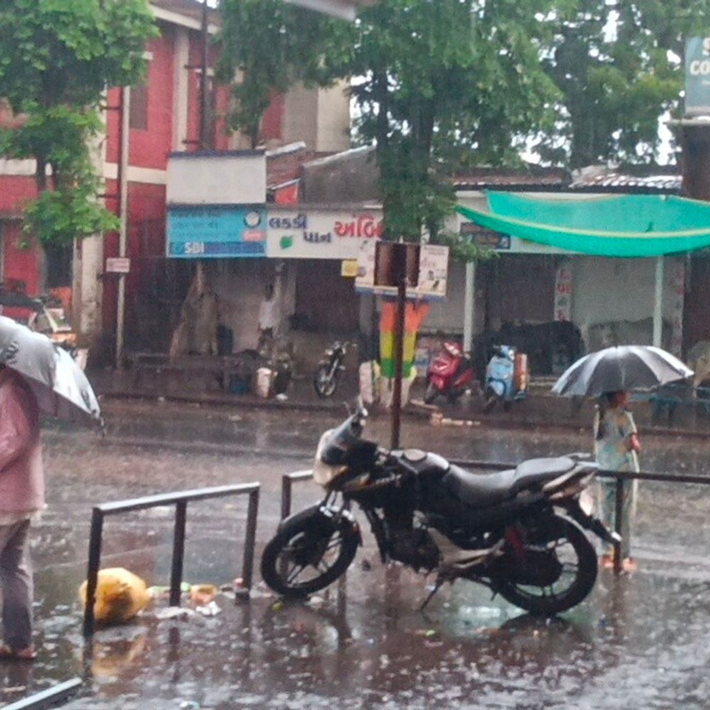 તાપીના ઉકાઈ-સોનગઢમાં ધોધમાર વરસાદ:અસહ્ય ઉકળાટ બાદ વાતાવરણમાં ઠંડક, લોકોને રાહત
