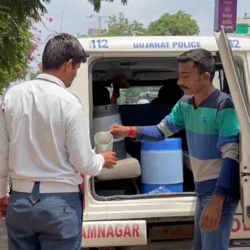 ટ્રાફિક જવાનોને છાશનું વિતરણ:જામનગર ટ્રાફિક પોલીસ દ્વારા તમામ મુખ્ય ટ્રાફિક પોઈન્ટ્સ પર ફરજ બજાવતા જવાનોને છાશ વિતરણ
