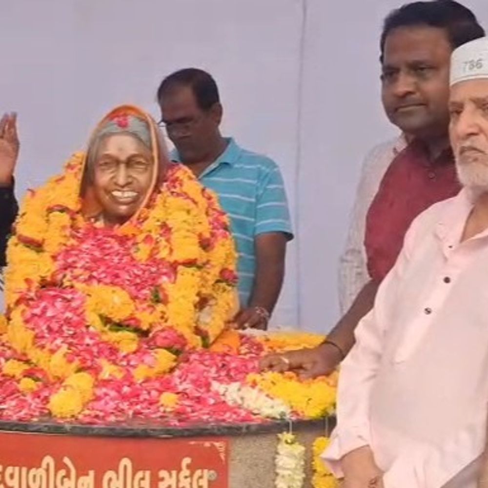 લોકગાયિકા પદ્મશ્રી દિવાળીબેન ભીલની પ્રતિમાનું ભવ્ય અનાવરણ:લોકસંસ્કૃતિના અમર અવાજને પુષ્પાંજલિ અર્પિત કરતા અધિકારીઓ અને કલાપ્રેમીઓ, સંઘર્ષો વચ્ચે ‘પદ્મશ્રી’ સુધી પહોંચેલા કોયલકંઠી દિવાળીબેનની પ્રતિમાનું અનાવરણ