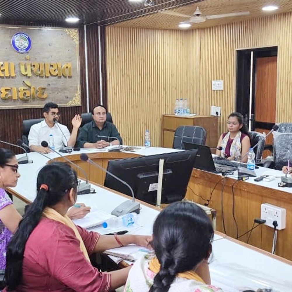 દાહોદની આંગણવાડીઓમાં બાળકોની નોંધણી, પોષણક્ષમ આહાર મુદ્દે કડક સૂચના:જિલ્લા વિકાસ અધિકારી સ્મિત લોઢાએ પોષણ ટ્રેકર એપમાં 100 ટકા નોંધણી કરવા, ગુણવત્તાયુક્ત ભોજન પીરસવા માટે સીડીપીઓને સૂચના આપી