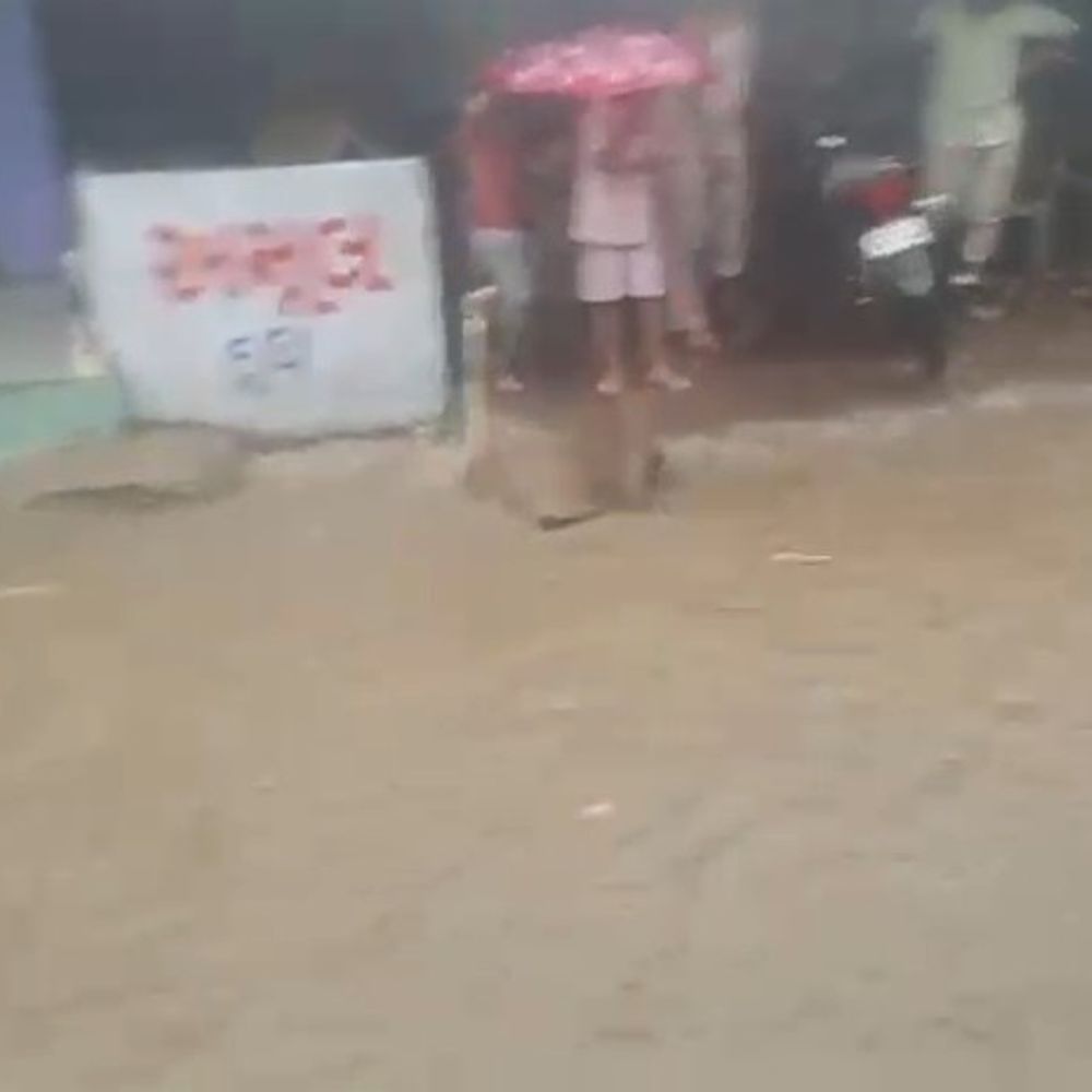 સાબરકાંઠાના પોશીનામાં કરા સાથે ધોધમાર વરસાદ:રસ્તાઓ પર પાણી ફરી વળતા વાહનચાલકોને હાલાકી