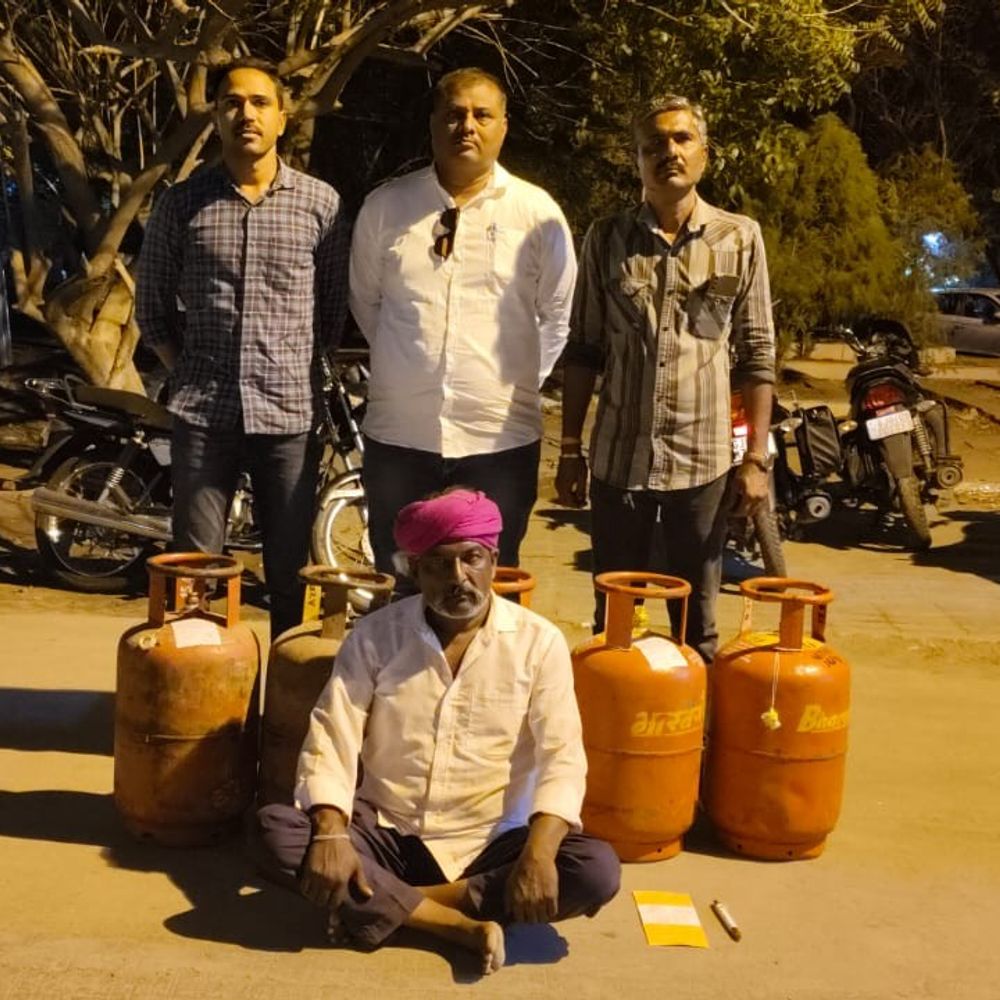 ગેસ સિલિન્ડરમાંથી ગેસ ચોરીનું કૌભાંડ:બુધેલ-સિદસર રોડ પરથી 5 બાટલા સાથે એક ઝડપાયો, 3 બાટલામાંથી થોડો થોડો ગેસ ચોરી કરી 5 બાટલા બનાવતો
