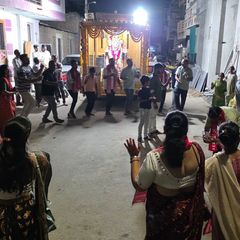 ખોડલધામ દશાબ્દી મહોત્સવનો આમંત્રણ રથ પાટણ પહોંચ્યો:શહેરના વિવિધ માર્ગો પર પરિભ્રમણ દરમિયાન ભક્તોએ માતાજીનું સ્વાગત કરી સમૂહ આરતી કરાઈ