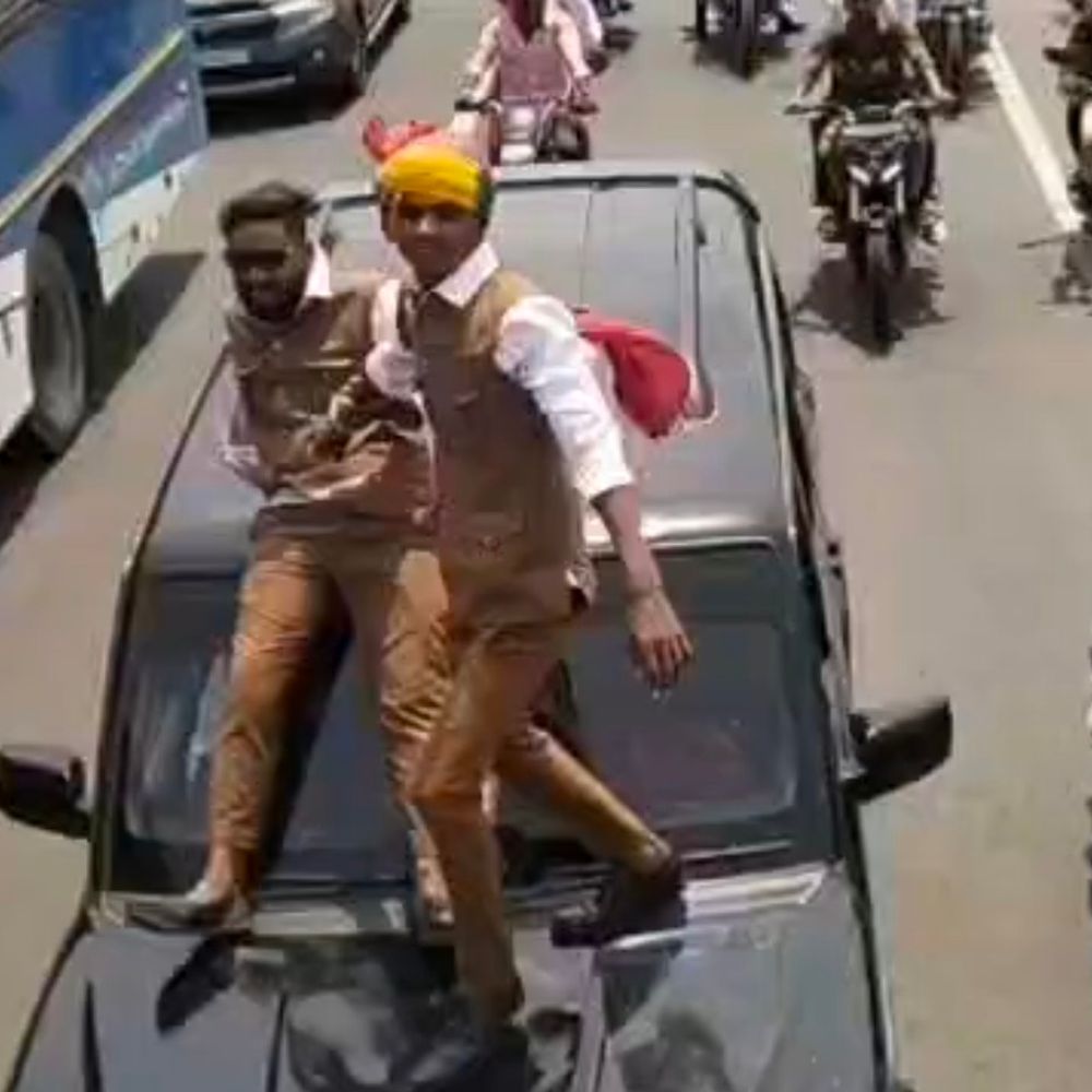 મહીસાગરમાં જાનૈયાઓનો જોખમી સ્ટંટ:ચાલતી કારના બોનેટ પર ડાન્સ, પોલીસે ગુનો નોંધી સ્કોર્પિયો અને બોલેરો કાર જપ્ત કરી