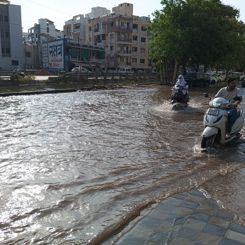 મોરબીમાં મચ્છુ કેનાલ ઓવરફ્લો, રસ્તા પર પાણી ભરાયા:ખેડૂતોને સિંચાઈ માટે પાણી નથી મળતું અને અહીં લાખો લીટર પાણીનો બગાડ