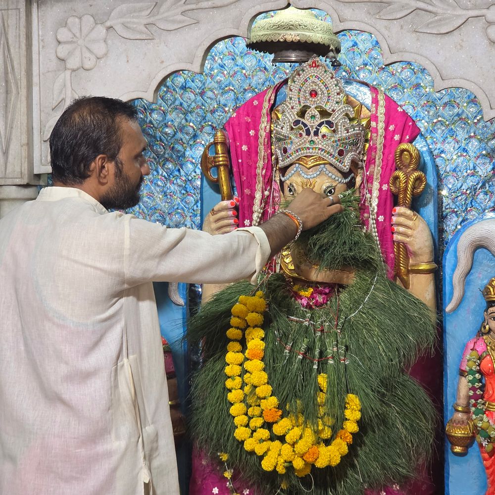 હિંમતનગરમાં સંકટ ચોથની ભક્તિભાવપૂર્વક ઉજવણી:ગણપતિ મંદિરોમાં ભક્તો ઉમટ્યા, કેરીનો વિશેષ શણગાર અને ધરો અર્પણ