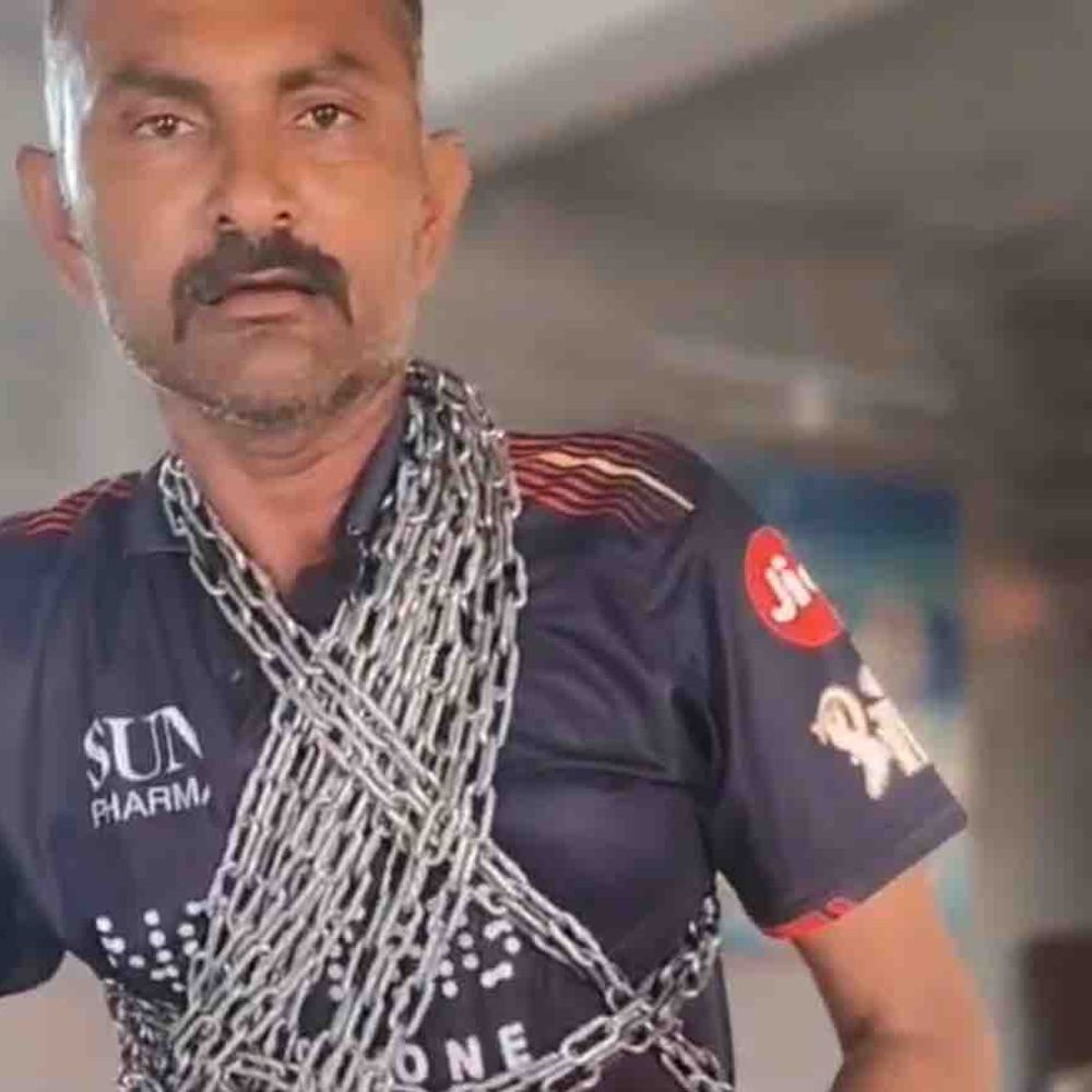 20 કિલો સાંકળ પહેરી RCB ફેન સોમનાથ યાત્રાએ નીકળ્યો:જામનગરના ક્રિકેટ પ્રેમીએ જીતની ખુશીમાં અનોખી શ્રદ્ધા વ્યક્ત કરી