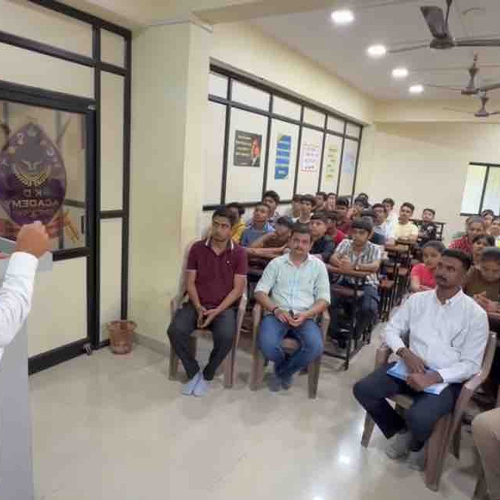 જામનગરમાં પોલીસનું જાગૃતિ અભિયાન:યુવાનોને સાયબર ક્રાઈમ, નશાબંધી, ટ્રાફિક નિયમો વિશે માહિતગાર કરાયા