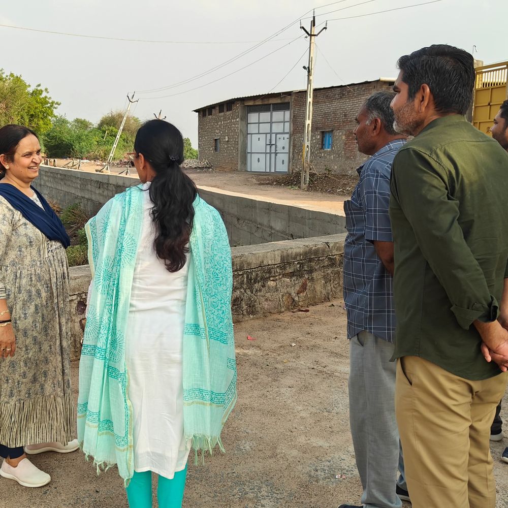 સુરેન્દ્રનગર DDOએ ટીંબા ગામમાં વિકાસકામોની સમીક્ષા કરી:પ્રગતિ હેઠળના અને પૂર્ણ થયેલા કામોની ગુણવત્તા ચકાસી